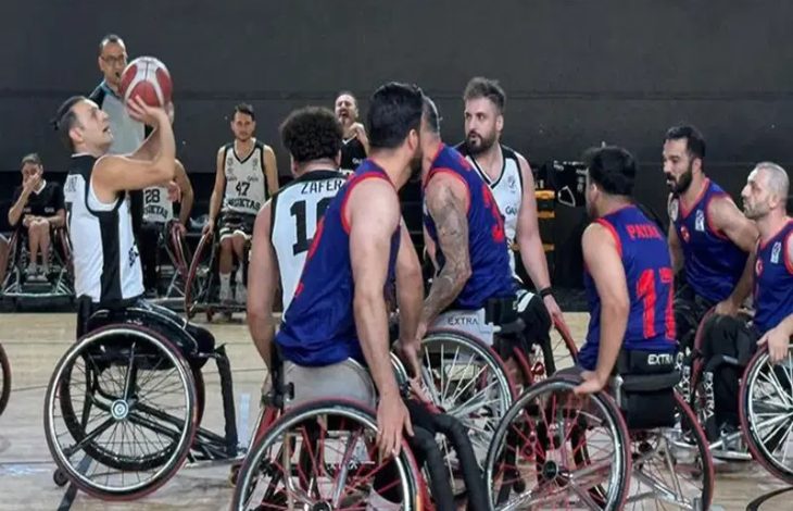 Beşiktaş ile İskenderun Belediyesi Tekerlekli Sandalye Basketbol Takımı oyuncuları sahada karşılıklı mücadele ediyor.