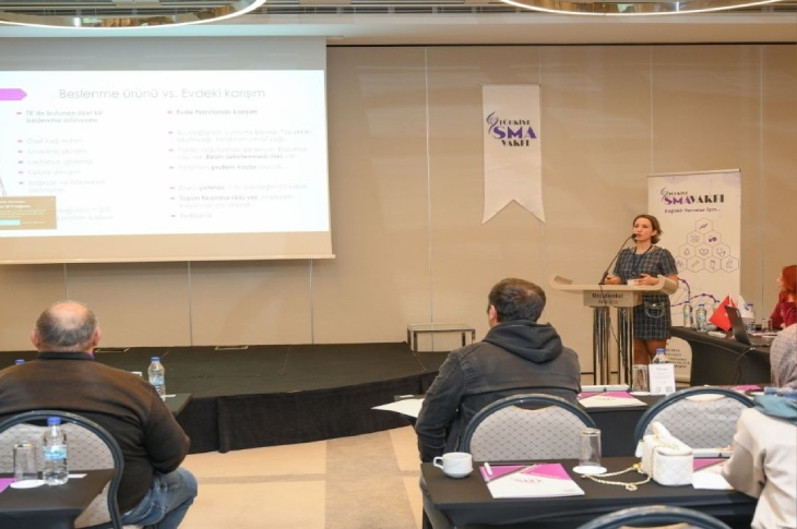 Diyetisyen Anıl Çiğdem Uygur konuşma yapıyor.