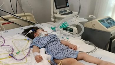 Mehmet Alper Eroğlu, tıbbi cihazlara bağlı olarak uyuyor.