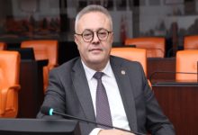 Uşak Milletvekili Ali Karaoba, TBMM koltuğunda oturuyor.