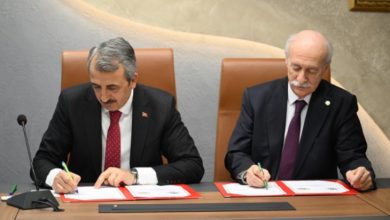 Edirne Valisi Yunus Sezer ile Rektör Prof. Dr. Mustafa Hatipler protokol imzalıyor.