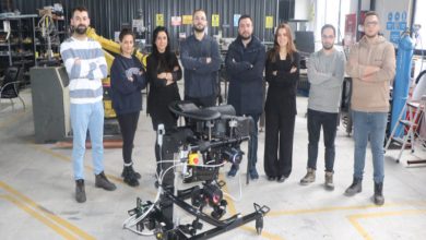Mobil yürüme robotunun başında Elektrik Elektronik Mühendisi Mert Emre Taşkın ve mühendisler bulunuyor.