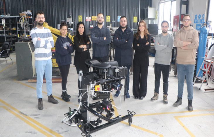 Mobil yürüme robotunun başında Elektrik Elektronik Mühendisi Mert Emre Taşkın ve mühendisler bulunuyor.