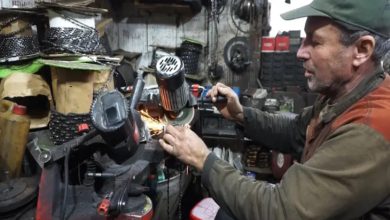 Tamir atölyesinde çalışan Hüseyin Erkal, elindeki ekipmanı taşlama makinesine tutarak zincir benzeri bir parçayı keskinleştirip onarmaya çalışırken kıvılcımlar etrafa saçılıyor.