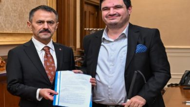 Engelli Memur-Sen Kocaeli Şube Başkanı Furkan Uğur Eşitti, ayakta Vali İlhami Aktaş’a raporu takdim ediyor.