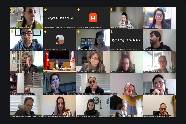 Çevrim içi bir toplantıda, farklı kurumlardan katılımcıların ekranlarda yer aldığı ve engelli öğrencilerin akademik başarısı ile erişilebilirlik konularının ele alındığı bir video konferans oturumu görülüyor.