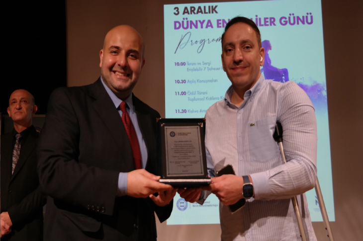 Engelsizkariyer.com ile Yasadikça.com'un kurucusu Mehmet Kızıltaş kapsayıcı istihdam alanındaki çalışmalarıyla ödül aldı.