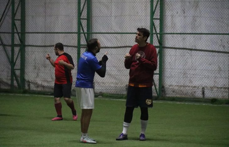 Halı sahada maç yapan işitme engelli sporcuların, paslaşma ve iletişimi işaret diliyle sağladığı, sessiz ama keyifli bir futbol anı görülüyor.