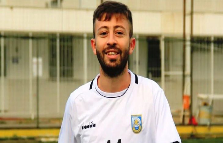 Uğurcan Bekçi'nin formalı güldüğü fotoğrafı.