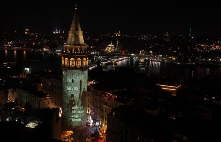 Galata Kulesi dışına yansıtılan engelli çocuk görseli ve yazı bulunuyor.