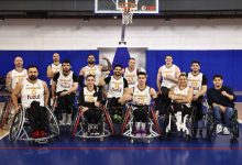 Galatasaray Fuzul Tekerlekli Sandalye Basketbol Takımı pota önünde poz veriyor.