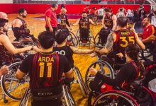 Galatasaray Fuzul Tekerlekli Sandalye Basketbol Takımı oyuncuları maç öncesi sahada halka halinde toplantı yaparken.