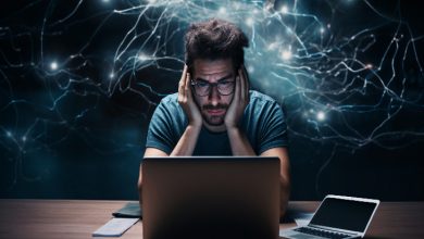 Görselde, karanlık bir ortamda bilgisayar başında oturan genç bir adam görülüyor. Elleri yüzünde, yorgun ve zihinsel olarak bunalmış bir ifadeye sahip. Arka planda sinir ağlarını andıran ışıklı çizgiler, zihinsel yükü ya da dijital dünyayla aşırı bağlantıyı simgeliyor. Masada bir dizüstü bilgisayar daha duruyor; sahne yoğun çalışma, dijital stres ve yalnızlığı çağrıştırıyor.