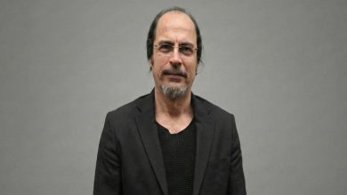 İstanbul Rumeli Üniversitesi Psikoloji Bölüm Başkanı Prof. Dr. Ömer Faruk Şimşek, ayakta durarak poz veriyor.