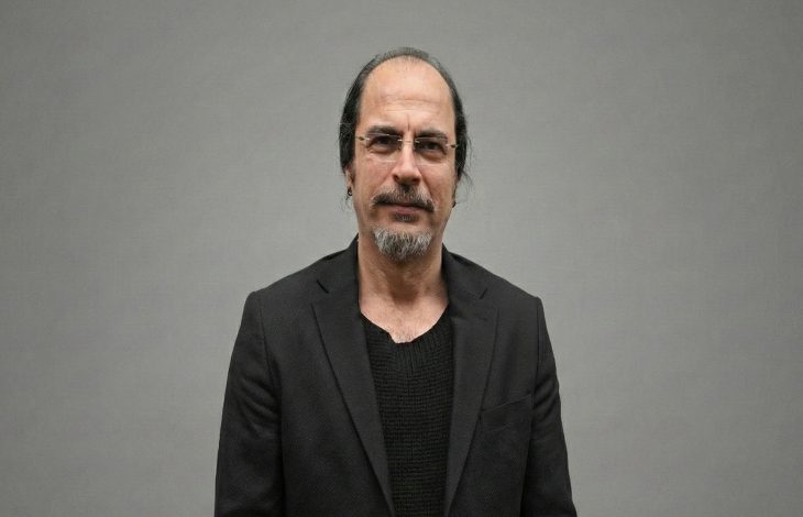 İstanbul Rumeli Üniversitesi Psikoloji Bölüm Başkanı Prof. Dr. Ömer Faruk Şimşek, ayakta durarak poz veriyor.