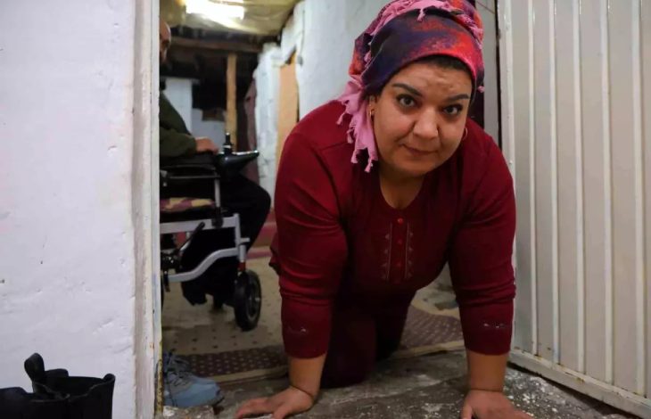 Arzu Sarıtaş, evinin içinde emekleyerek dolaşıyor.