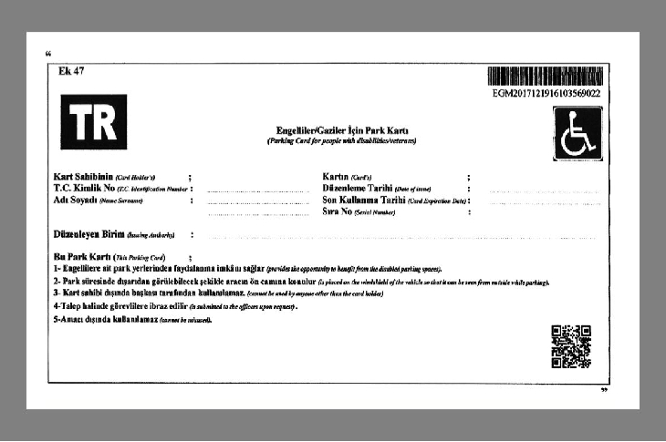 Görsel, Engelliler/Gaziler İçin Park Kartı şablonunu gösteren resmi bir belge tasarımıdır. Sol üstte “TR” logosu, sağ üstte barkod ve sağ tarafta tekerlekli sandalye erişilebilirlik simgesi yer alıyor. Ortada kartta bulunacak bilgiler için boş alanlar (kart sahibinin adı, T.C. kimlik numarası, düzenleme tarihi, son kullanma tarihi vb.) bulunuyor. Alt bölümde kartın kullanım şartları madde madde verilmiş. Genel olarak, engelli park kartının yeni tasarımını ve içerik düzenini gösteren bir resmi doküman görselidir.