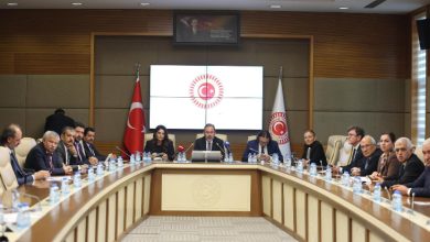 TBMM’de düzenlenen bir toplantıda, Komisyon üyeleri ve davetlilerin uzun bir masa etrafında oturarak engelli bireyler için fizik tedavi ve rehabilitasyon konusunu ele aldığı bir oturum görülüyor.