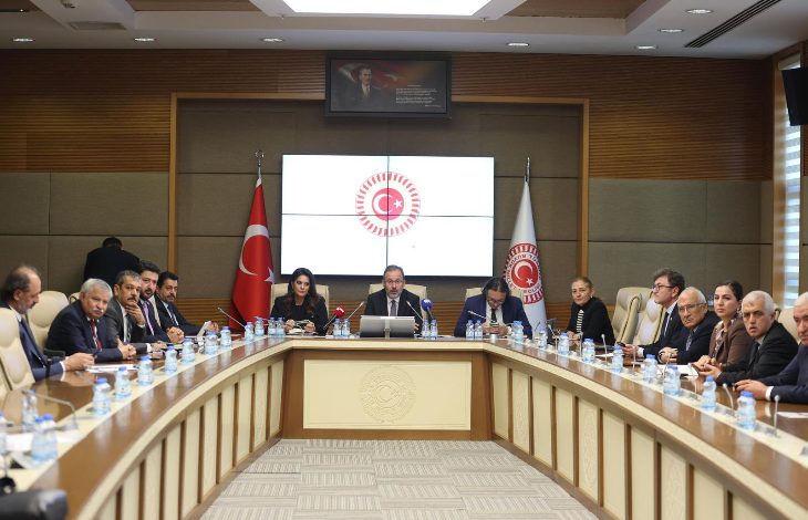 TBMM’de düzenlenen bir toplantıda, Komisyon üyeleri ve davetlilerin uzun bir masa etrafında oturarak engelli bireyler için fizik tedavi ve rehabilitasyon konusunu ele aldığı bir oturum görülüyor.