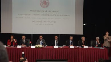 TBMM Engelli Bireylerin Sorunlarını Araştırma Komisyonu Başkanı Mehmet Muharrem Kasapoğlu ve üyeler sahnede bulunan masada toplantıyı yönetiyor.