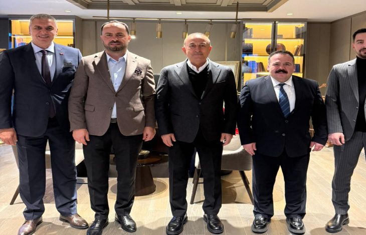 Soldan sağa Görme Engelliler Spor Federasyonu Başkanı Ayhan Yıldırım, TFF Engelliler Koordinasyon Kurulu Başkanı Kerim Vural, Antalya Milletvekili Mevlüt Çavuşoğlu ve İşitme Engelliler Spor Federasyonu Başkanı Dursun Gözel yan yana poz veriyor.