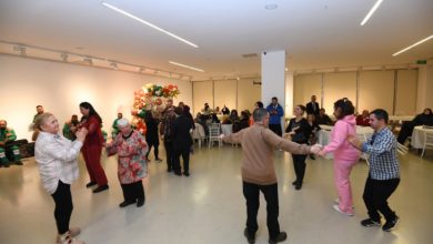 Osmangazi Kent Konseyi Engelliler Meclisi üyesi bireyler sahnede halk oyunu oynuyor.