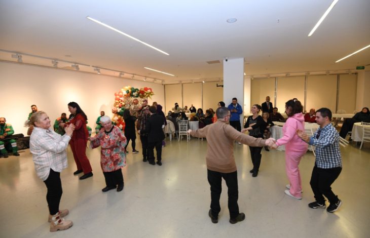 Osmangazi Kent Konseyi Engelliler Meclisi üyesi bireyler sahnede halk oyunu oynuyor.