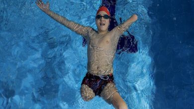 Para Yüzücü Muhammed Ali Biçer havuzda sırt üstü yüzüyor.