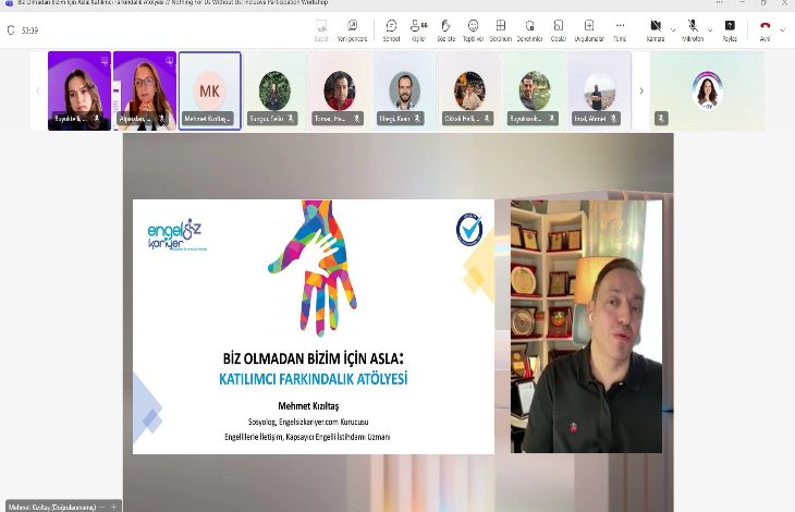 Fotoğraf, çevrim içi bir toplantı ekranını gösteriyor. Üst kısımda katılımcıların küçük profil pencereleri sıralanmış. Büyük alanda ise iki bölüm var: Solda “Biz Olmadan Bizim İçin Asla: Katılımcı Farkındalık Atölyesi” başlıklı renkli görselli bir sunum slaydı duruyor; sağda ise konuşmacı olarak görünen bir erkek, kameraya bakarak sunum yapıyor. Arka planda kitaplık ve çeşitli eşyalar bulunan bir oda dikkat çekiyor.