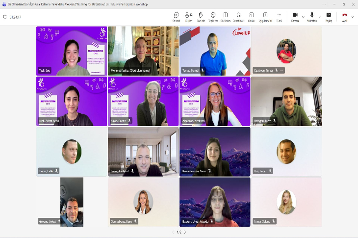 Ekranda çok katılımcılı bir çevrim içi toplantı görünümü var. Her kutuda bir kişi kameraya bakıyor; arka planlar kimi gerçek oda, kimi mor tasarım, kimi de sanal manzaralar. Katılımcılar gülümseyen, rahat bir atmosferde; kurumsal bir atölye ya da kapsayıcılık temalı bir etkinlik hissi veriyor.