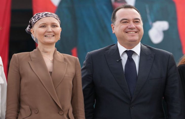 Fotoğraf kadrajında Şehzadeler Belediye Başkanı Gülşah Durbay solda, Manisa Büyükşehir Belediye Başkanı Besim Dutlulu sağda bulunuyor.