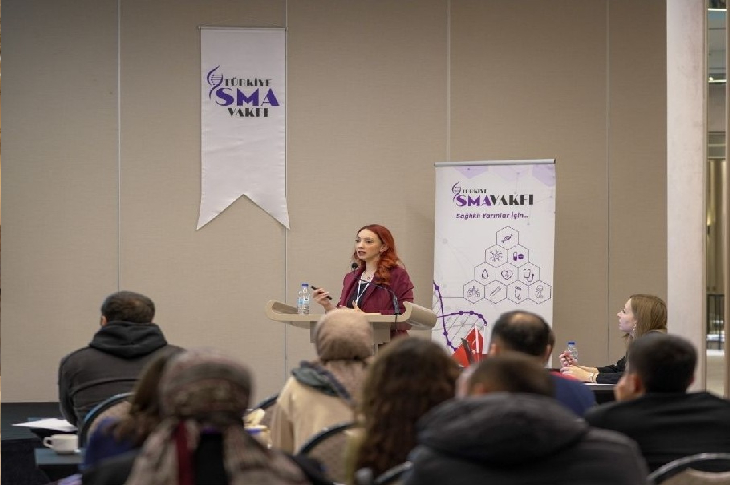 Görselde, Türkiye SMA Vakfı Yönetim Kurulu Başkan Vekili Ece Soyer Demir’in açılış konuşması yapıyor.