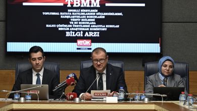 TBMM’de düzenlenen bir toplantıda, Engelli Bireylerin Sorunlarını Araştırma Komisyonu kapsamında RTÜK ve ilgili kurum temsilcilerinin sunum yaptığı, katılımcıların masa başında bilgilendirme yaptığı an görülüyor.