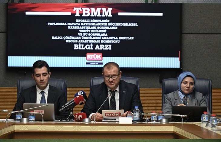 TBMM’de düzenlenen bir toplantıda, Engelli Bireylerin Sorunlarını Araştırma Komisyonu kapsamında RTÜK ve ilgili kurum temsilcilerinin sunum yaptığı, katılımcıların masa başında bilgilendirme yaptığı an görülüyor.