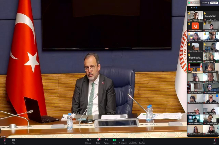 Türkiye Büyük Millet Meclisi Engellilerin Sorunlarının Araştırılması Komisyonu Başkanı Mehmet Kasapoğlu ve ekranın sağ tarafında küçük kutuların içerisinde toplantıya katılan kişilerin görselleri yer alıyor