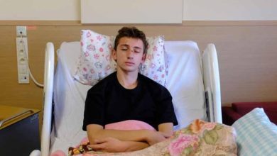 Sol gözüne torpil isabet eden Mustafa Damkacı, hastane yatağında gözleri kapalı olarak oturuyor.