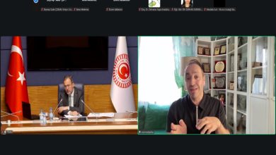 Türkiye Büyük Millet Meclisi Engellilerin Sorunlarının Araştırılması Komisyonu Başkanı Mehmet Kasapoğlu ve Engelsizkariyer.com adına söz alan Mehmet Kızıltaş görselde yer almaktadır.