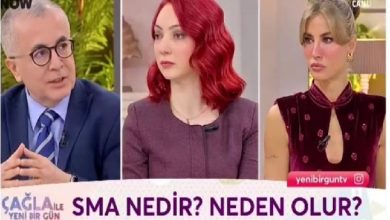 Canlı yayınlanan bir televizyon programında, stüdyo ortamında üç konuğun yan yana yer aldığı bir panel görülüyor. Ekranın alt kısmında “SMA Nedir? Neden Olur?” başlığı yer alırken, konuşmacılar hastalık hakkında bilgilendirici bir sohbet gerçekleştiriyor.