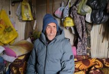 Ahmet Aytan barakanın içinde oturuyor.