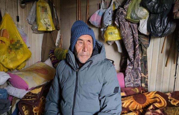 Ahmet Aytan barakanın içinde oturuyor.