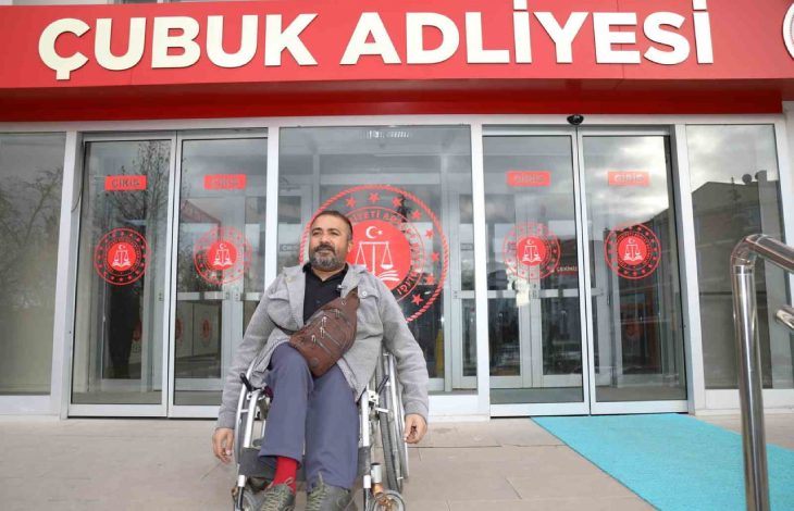 bedensel engelli ve cam kemik hastası Bünyamin Çevik tekerlekli sandalyesi ile Çubuk Adliyesi önünde bulunuyor.