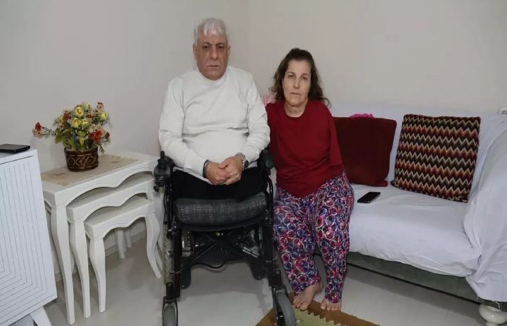 Bedensel engelli Hikmet Polat tekerlekli sandalyede oturuyor ve eşi Sevgi Polat yanındaki koltukta oturuyor.
