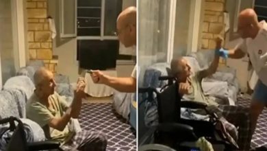 İki kolaj fotoğrafta, görevli erkek personel oturan yaşlı erkeğin üstüne yürüyor ve yaşlı adamın kolunu tutuyor.