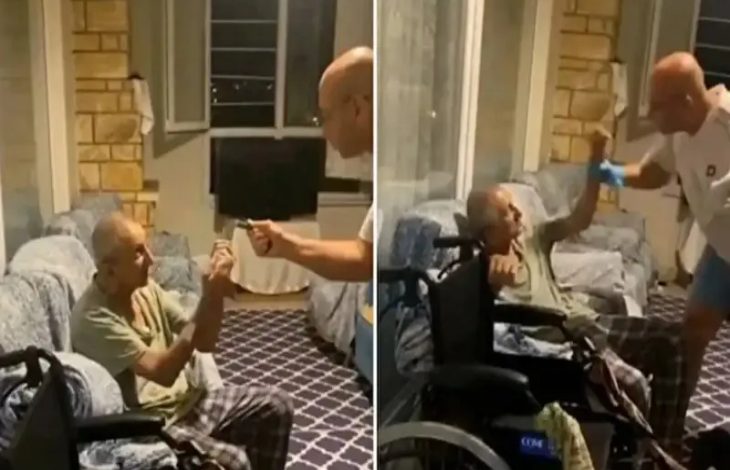 İki kolaj fotoğrafta, görevli erkek personel oturan yaşlı erkeğin üstüne yürüyor ve yaşlı adamın kolunu tutuyor.