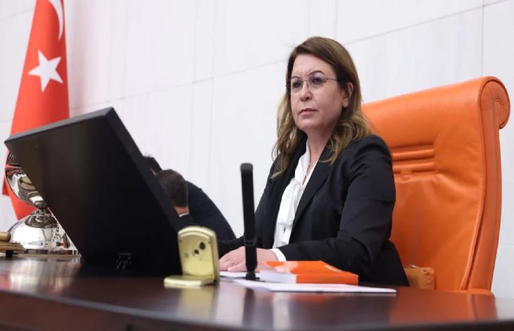 Milletvekili Gülizar Biçer Karaca TBMM Başkanlık koltuğunda bulunuyor.