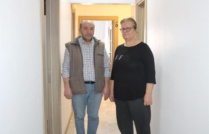 Görme engelli Necmettin Emekçi ile eşi Fidan Emekçi evlerinin koridorunda yan yana ayakta bulunuyor.