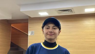 İşitme engelli Hazal Güntay'ın iş yerinde çekilmiş şapka takılı portre fotoğrafı.