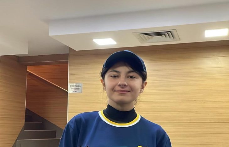 İşitme engelli Hazal Güntay'ın iş yerinde çekilmiş şapka takılı portre fotoğrafı.