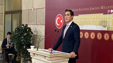 İYİ Parti Grup Başkanvekili Buğra Kavuncu, basın açıklaması yapıyor.