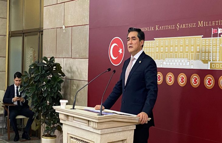 İYİ Parti Grup Başkanvekili Buğra Kavuncu, basın açıklaması yapıyor.